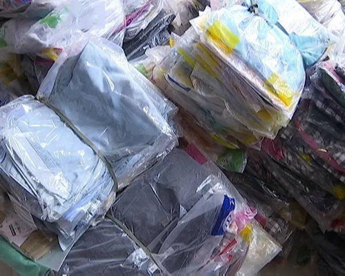 超有爱 拿着新衣服往外捐